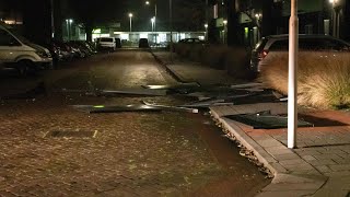 Zonnepanelen waaien van het dak in Sneek tijdens storm Conall [upl. by Dion663]