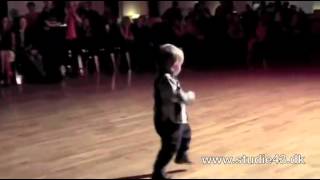 Enfant de 2 ans qui dance lors dun mariage [upl. by Attenauqa430]