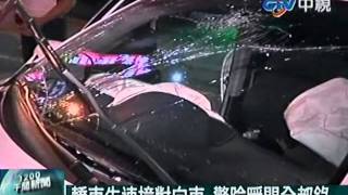 轎車推撞計程車衝入診所 2人受傷 [upl. by Louis]