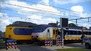 Spoorwegovergang Almelo  Dutch railroad crossing [upl. by Olatha]