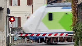 Passaggio a livello Level crossing  Varese Casbeno [upl. by Ruosnam]