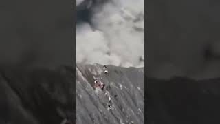 Agónica huida de varios escaladores ante erupción del volcán Dukono en Indonesia  short [upl. by Glick914]