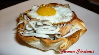 Tartaleta con gulas y gambas en masa para empanadillas Receta paso a paso Carmen Cárdenas [upl. by Onilecram]