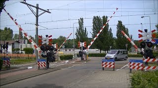 Spoorwegovergang Schinnen  Dutch railroad crossing [upl. by Ialda]