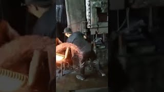 Asi trabajan unos operadores de una fabrica fundidora de piezas de metal‼️‼️😱😱🤯🤯♨️🔥 [upl. by Assilav]