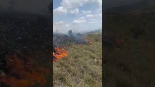 Corpo de Bombeiros atende ocorrência de incêndio em vegetação na Serra da Miaba [upl. by Enitsud688]