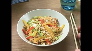 Vegetarische wokmie met pinda‘s [upl. by Eelsnia]