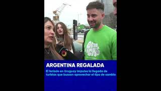 quotACÁ LAS COSAS NOS SALEN LA MITADquot Turistas uruguayos aprovechan la devaluación en Argentina [upl. by Brost]