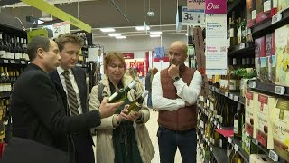 Agriculture chasse à la quotfrancisationquot dans un hypermarché de lHérault  AFP [upl. by Suoirtemed]