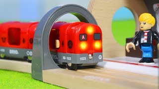 BRIO Zug im Metro Tunnel amp Feuerwehrmann  Polizei Züge  Holz Spielsachen für Kinder deutsch [upl. by Annat]