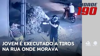 Jovem é executado a tiros quando conversava com colega em calçada na rua onde morava  Cidade 190 [upl. by Darnok735]