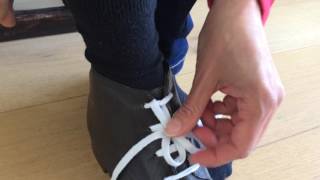 Comment lacer ses chaussures dune seule main [upl. by Settle]