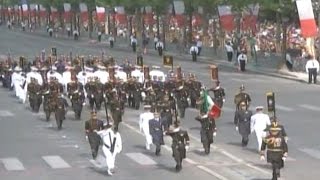 Abre delegación mexicana desfile por Día Nacional de Francia [upl. by Acissev675]