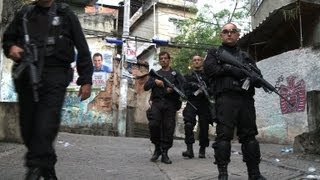 La police entre dans deux des favelas les plus violentes de Rio [upl. by Otrebogir]