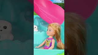 BARBIE 💦 Chelsea y sus Amigos se divierten en la Piscina de la Casa del árbol 🌲 CAT JUGUETES 😻 [upl. by Anirok]