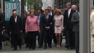 Merkel reçoit Macron à AixlaChapelle pour le prix Charlemagne [upl. by Ocisnarf]