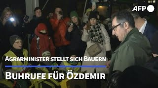 Buhrufe für Özdemir  Agrarminister stellt sich Bauern  AFP [upl. by Pierrepont]