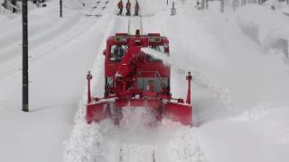 排雪モーターカーの除雪作業 大雪の高山本線 笹津駅 2012129 Rotary Snowplow [upl. by Ajet]