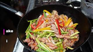 Stir fried chicken garlic sprouts and bell peppers in doubanjiang 🐔🌶🍳 bellpepper にんにく芽＃doubanjiang [upl. by Anialram486]