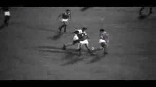 BEST GOAL Pelé NO 10 making a fool out of Eusébio NO 10 Santos x Benfica  1962 [upl. by Corabella]