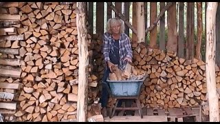 28e  In Zweden  Houtopslag is klaar is prachtig geworden en gebouwd met boomstammen [upl. by Elleynod]