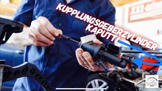 VW Golf 5  Kupplungspedal bleibt unten hängen  Geberzylinder tauschen [upl. by Cohbath]