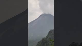 Kawah Gunung Menyemburkan Asap Kehitaman [upl. by Nollid]