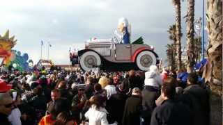 Carnevale di Viareggio 2013  un carro travolge il pubblico [upl. by Crin]