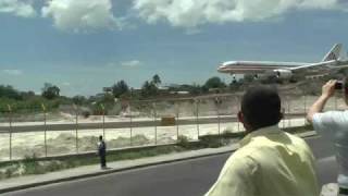 landing at Tegucigalpa Honduras Toncontin airport May 2009 [upl. by Eimareg610]