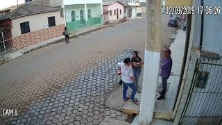 Criança e família escapam ilesas de pistoleiros em rua de Ibatiba [upl. by Ruthe531]