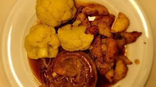 Schweinsbratwurst an Zwiebelsauce mit Bratkartoffeln und Blumenkohlgemüse [upl. by Ahsienad]