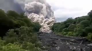 VOLCAN DE FUEGO Momento exacto de cuando baja el flujo piroclástico [upl. by Elodia]