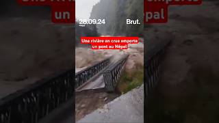 Une rivière en crue emporte un pont au Népal [upl. by Mathia]