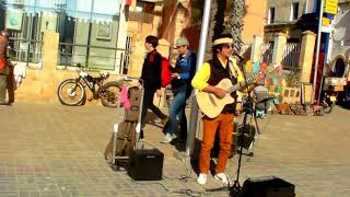 INCREDIBLE AMAZING BUSKER ESSAOUIRA AZNAVOUR COVER EMMENEZ MOI [upl. by Assilim]