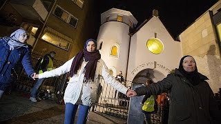 Friedensappell in Oslo Muslime bilden Menschenkette um Synagoge [upl. by Orecic744]