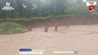 Rescate de joven que salvaba su vida en una palmera en Colón Honduras [upl. by Phineas]