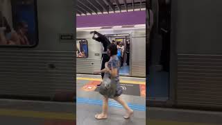 Empurrando o metro de sao paulo funnyvideo memes [upl. by Tizes]