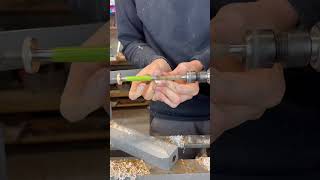 Stylo en acajou et en corian vert artisan wood chill woodworking tips tools pencil [upl. by Giverin739]