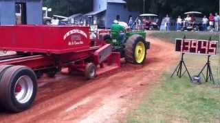 John Deere G pulling at Southeastern Threshers [upl. by Lochner]