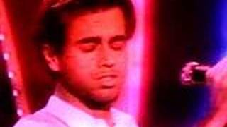 Enrique Iglesias cantando No Llores por mi [upl. by Feirahs]