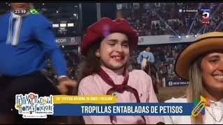 Jineteando en Tostado de Monchito Merlo junto a la Niña ganadora De las Tropillas De petisos 🐴 [upl. by Jenette326]