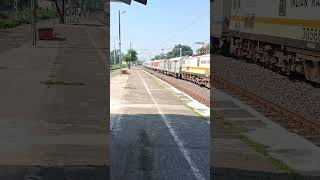 Sealdah Rajdhani Express in slow coming  please like and subscribe kar 🙏 👍👌 [upl. by Ihsakat]