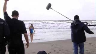 Meno male che ci sei  La scena del bagno al mare clip dal backstage [upl. by Anigar]