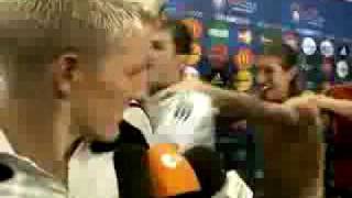 Schweinsteiger hace una nota mientras festejan los españoles  Mundial 2010 [upl. by Irat]