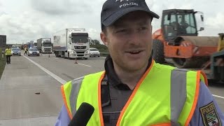 Autobahnpolizei Verkehrskontrolle Lastwagen Unfallstelle LKWUnfall [upl. by Ellerrehc]