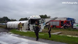 Vrachtwagen in sloot op A28 tussen Zwolle en De Lichtmis [upl. by Higgins]