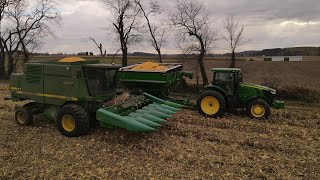 Maximizing Capacity with a Maximizer  John Deere Maximizer Harvesting corn farming tractor [upl. by Nnylarak]