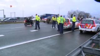 Politie rijdt auto klem op A12 [upl. by Auohp]