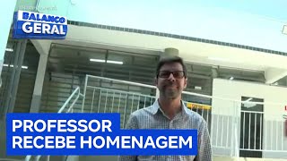 Alunos fazem homenagem emocionante para professor no último dia de aula antes de se aposentar [upl. by Enram]