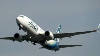 Alaska Airlines Plane Paints the Sky with Spectacular Contrail at Logan Airport [upl. by Artemisia]